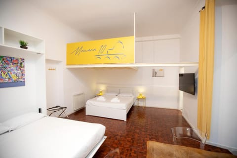 Bed, Bathroom, TV and multimedia, Photo of the whole room, Bedroom, towels