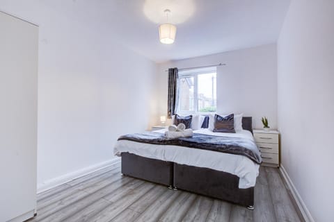Bed, Bedroom, towels