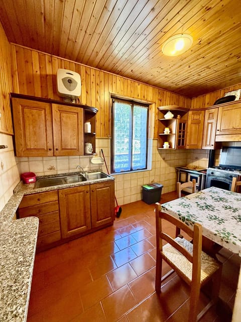 Dining area, kitchen