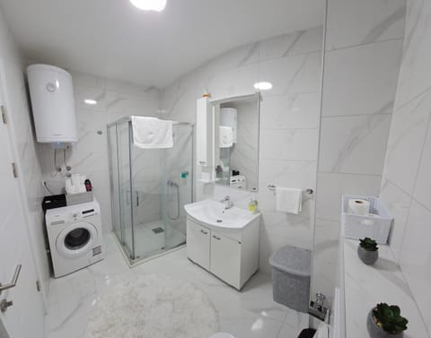 Shower, Toilet, Bathroom, towels, washing machine