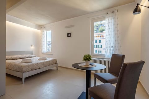 Bed, Photo of the whole room, Dining area