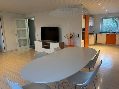 TV and multimedia, Living room, Dining area, Evening entertainment