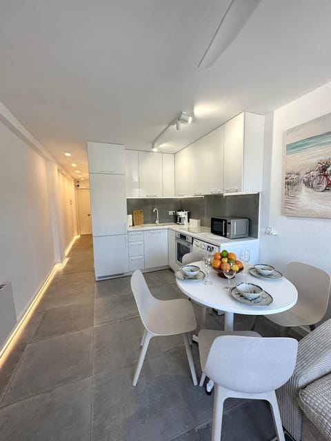 Kitchen or kitchenette, Food and drinks, Dining area, Food