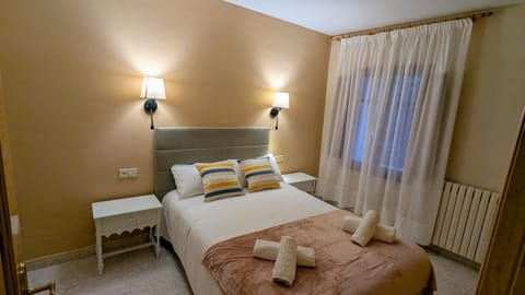 Bed, Photo of the whole room, towels