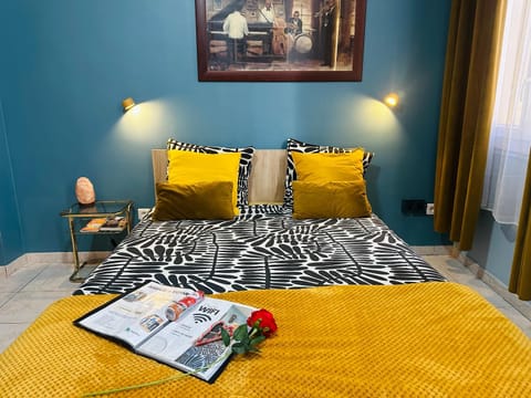 Photo of the whole room, Seating area, Bedroom