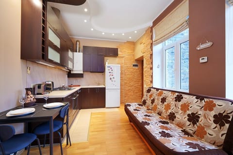 Kitchen or kitchenette, Living room, Seating area, Dining area, oven