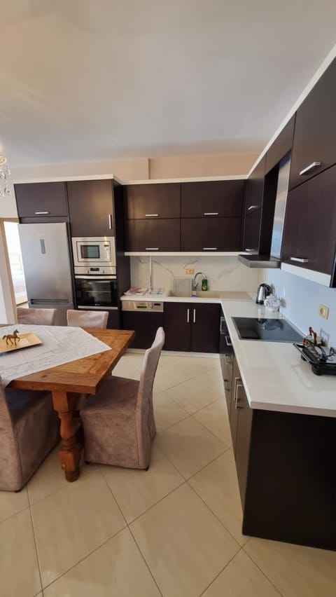Kitchen or kitchenette, Dining area, dishwasher, minibar, oven, stove