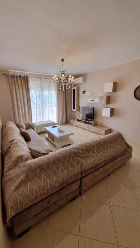 TV and multimedia, Kitchen or kitchenette, Living room, Seating area