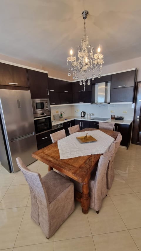 Kitchen or kitchenette, Dining area, minibar, oven, stove