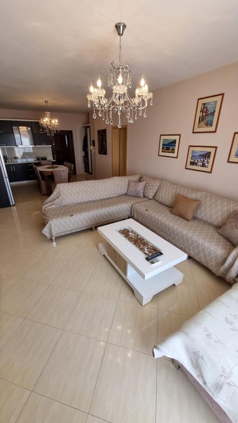 TV and multimedia, Kitchen or kitchenette, Living room, Seating area