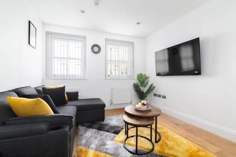 TV and multimedia, Living room, Decorative detail, Seating area, heating, internet