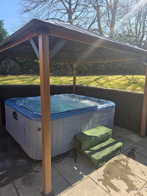 Garden, Hot Tub