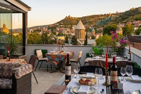 Property building, Restaurant/places to eat, Day, Natural landscape, View (from property/room), Balcony/Terrace, Balcony/Terrace, Lounge or bar, Food and drinks, Dining area, Food, City view, Mountain view, Drinks, Alcoholic drinks