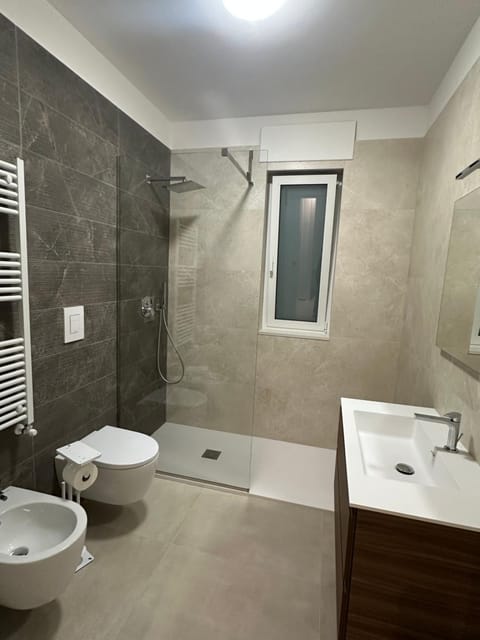 Shower, Toilet, Bathroom, Bath, bidet, towels