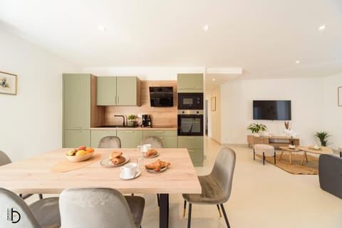 TV and multimedia, Kitchen or kitchenette, Seating area