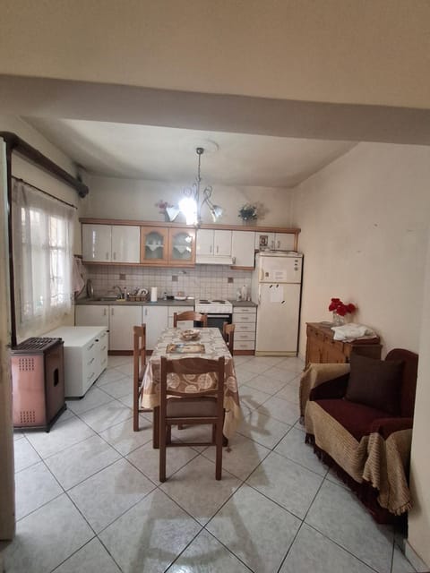 Kitchen or kitchenette, Seating area, Dining area, minibar, oven, stove