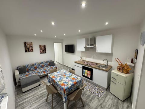 Communal lounge/ TV room, Kitchen or kitchenette, Seating area