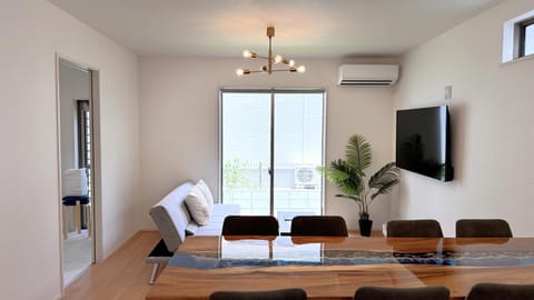 TV and multimedia, Living room, Seating area, Dining area, air conditioner