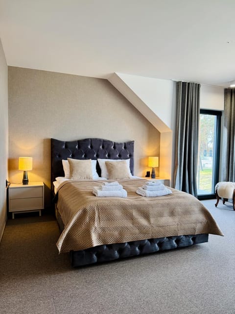 Bed, Bedroom, towels