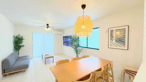 TV and multimedia, Living room, Seating area, Dining area