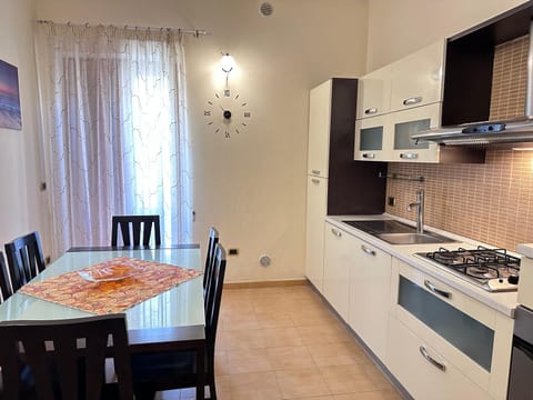 Kitchen or kitchenette, Dining area, stove