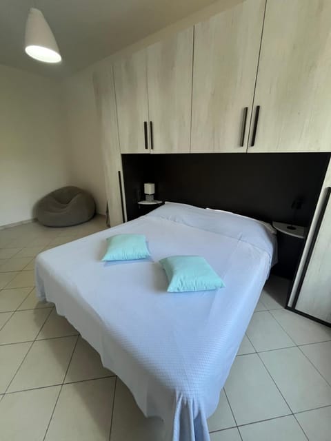 Bed, Photo of the whole room, wardrobe