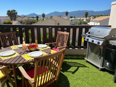 Patio, Day, Natural landscape, BBQ facilities, Seating area, Dining area, Diving, Mountain view, Dinner