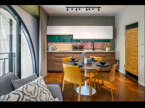 Kitchen or kitchenette, Living room, Seating area, Dining area, stove