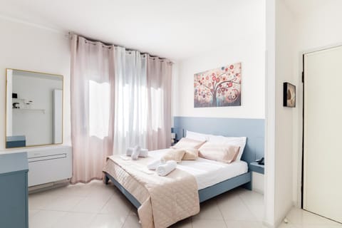 Bed, Photo of the whole room, towels