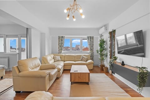 TV and multimedia, Living room, Evening entertainment