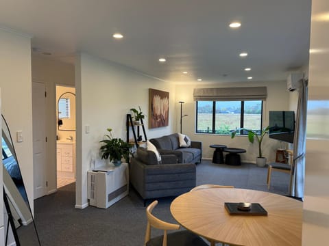 Communal lounge/ TV room, TV and multimedia, Living room, Seating area, Dining area