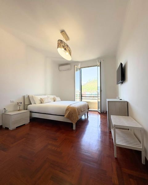Bed, TV and multimedia, Balcony/Terrace, Photo of the whole room, Bedroom, heating, internet, locker, air conditioner