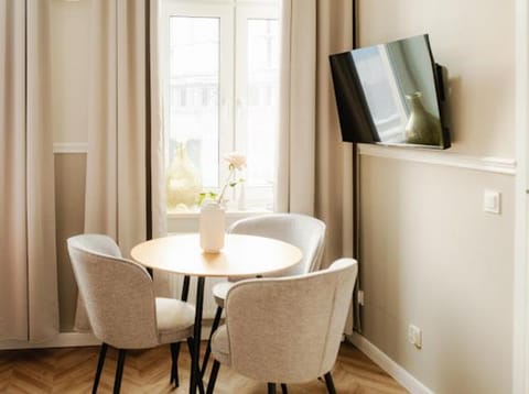 TV and multimedia, Living room, Dining area, Evening entertainment