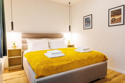 Bed, Photo of the whole room, Bedroom, towels