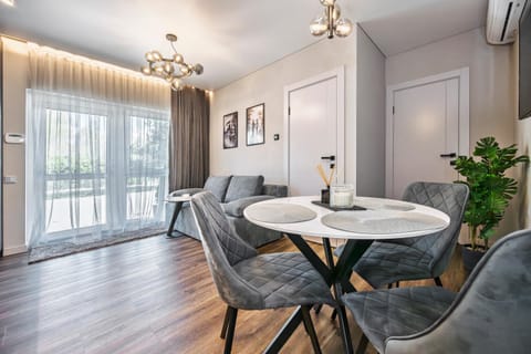 Living room, Guests
