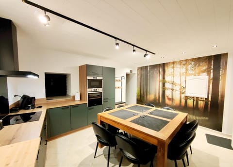 Kitchen or kitchenette, Dining area, oven, stove