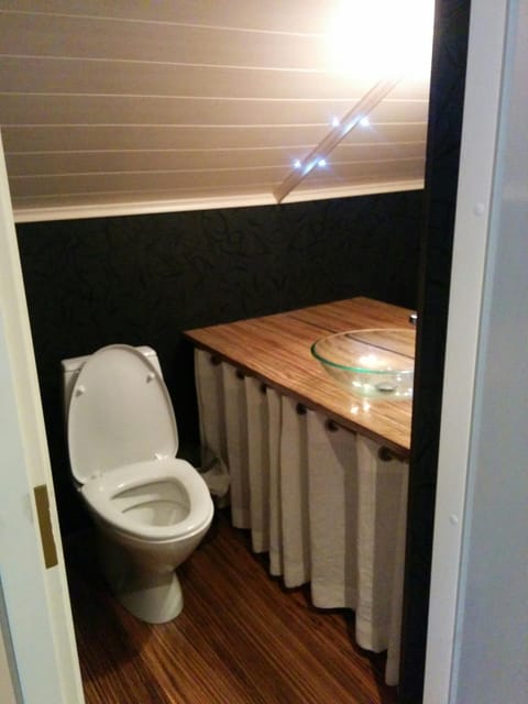 Tilava huone rannan lähellä Vacation rental in Finland