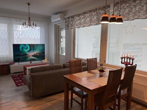 Communal lounge/ TV room, TV and multimedia, Living room, Seating area, Dining area