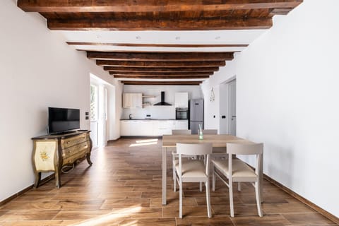 Communal lounge/ TV room, TV and multimedia, Kitchen or kitchenette, Living room, Photo of the whole room, Seating area, Dining area, Evening entertainment