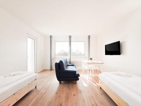 Bed, TV and multimedia, Seating area