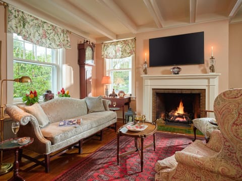 Living room, Seating area, fireplace