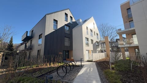 Property building, Patio, Balcony/Terrace