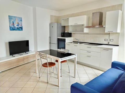 TV and multimedia, Kitchen or kitchenette, Living room, Seating area, Dining area, oven, stove