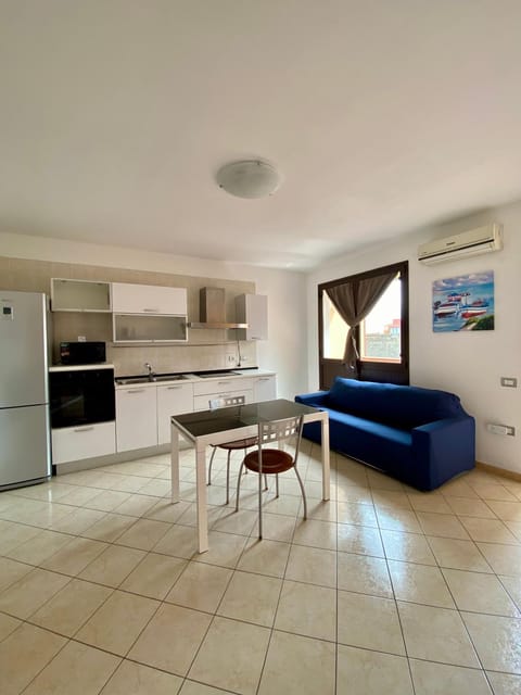 Kitchen or kitchenette, Living room, Seating area, Dining area, oven, stove