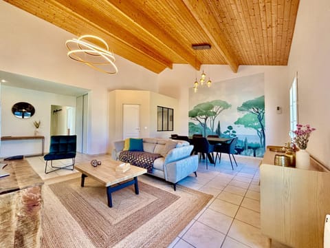 TV and multimedia, Living room, Seating area, Dining area