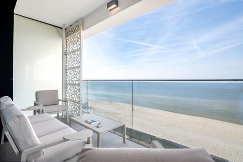 Day, Natural landscape, View (from property/room), Balcony/Terrace, Living room, Seating area, Beach, Sea view, sunbed