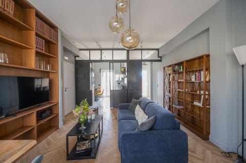 Communal lounge/ TV room, Library, TV and multimedia, Living room, Seating area