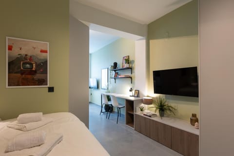 Bed, TV and multimedia, Photo of the whole room, Evening entertainment, Bedroom