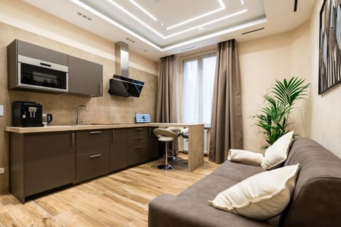 TV and multimedia, Coffee/tea facilities, Kitchen or kitchenette, Living room, Dining area, Inner courtyard view
