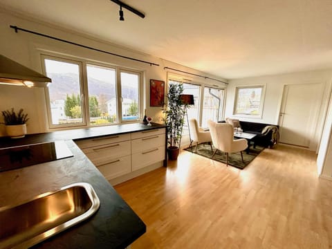 Kitchen or kitchenette, Seating area